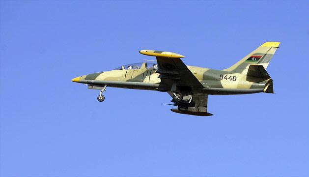 الحكومة المنافسة تسيطر على  أكبر ميناء للنفط والحكومة المعترف بها تشن غارات جوية