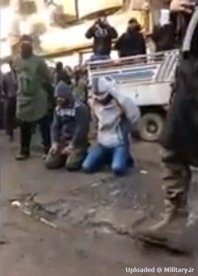 Nusra 2 Suriyeli'yi Allah'a hakaret ettikleri iddiasıyla infaz etti / Video (+18)