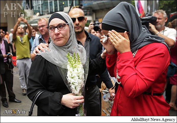 Australia: Muslim Community Joins Mourners to Lay Flowers for the Hostage Siege Victims / Pics