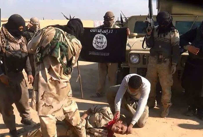 ديلى ميل:"داعش" ينتزع قلوب وأكباد الرهائن لبيعها من أجل تمويل الإرهاب