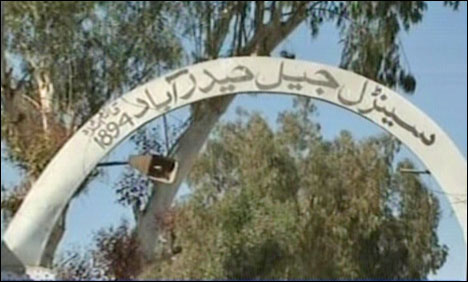 حیدر آباد سینٹرل جیل کی خستہ حال دیوار کا ایک حصہ گرگیا   	
