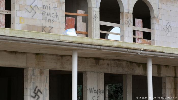 German mosque vandalized with swastikas and racist graffiti