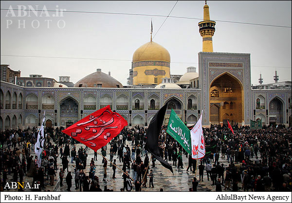 عشرات الآلاف الزوار يشاركون في مراسم احياء شهادة الامام الرضا (ع) في مشهد المقدسة