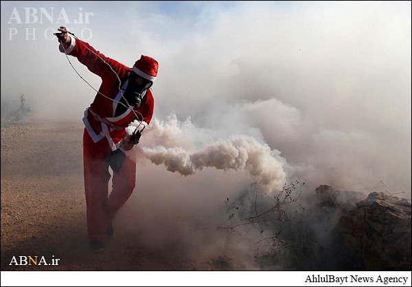 Photos: Fighting Santas in Palestine