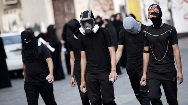 Bahrain regime forces raid protesters’ homes, arrest a dozen