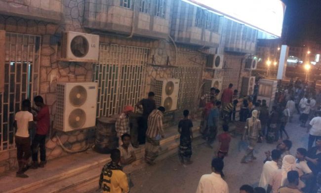 القاعدة تنهب بنكا بعد اقتحامه في حضرموت