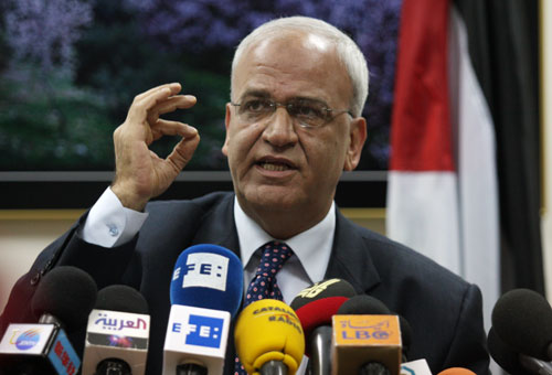 إسرائيل تجمد أموال فلسطينية وكبير المفاوضين يصف الخطوة بجريمة الحرب