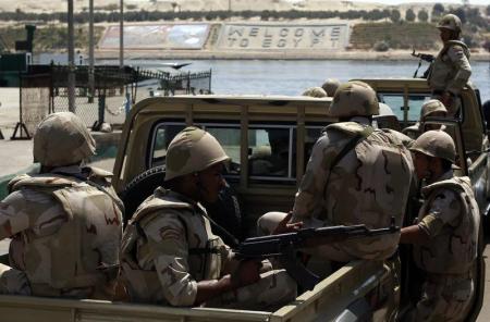 الشرطة المصرية تلقي القبض على أربعة أشخاص كانوا يستهدفون قناة السويس