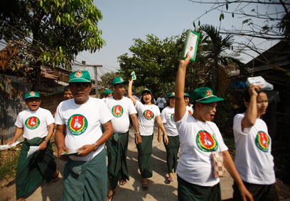 ၂၀၁၅ ေရြးေကာက္ပြဲ အတြက္ ႀကံ့ခိုင္ေရးပါတီက အိမ္တုိင္ရာေရာက္ လိုက္လံစည္းရုံးၿပီ
