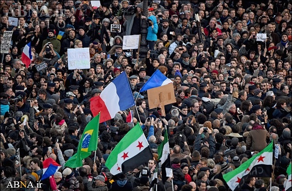 Paris anti-zorakılıq yürüşündə Suriya terrorçuların bayrağı da dalğalandı – Foto