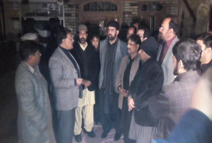 پی اے ٹی کے صدر رحیق عباسی کا امام بارگاہ چٹیاں ہٹیاں کا دورہ، متاثرہ خاندانوں سے اظہار تعزیت