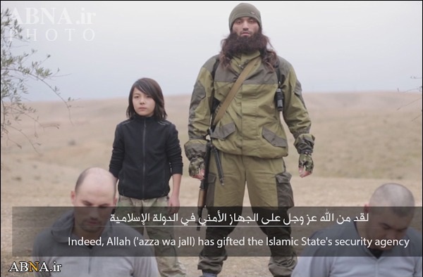 Vəhşi sələfi terrorçuları insan ölümündə azyaşlı uşaqlardan istifadə edir – Video