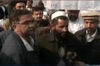عمران خان کی اسکول آمد، شہداء کے لواحقین کا احتجاج
