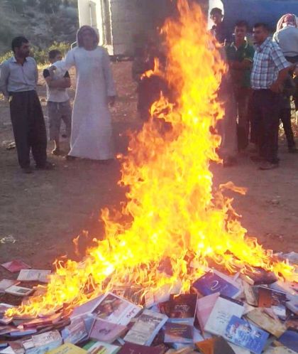 داعش يحرق مئات الكتب في المقدادية