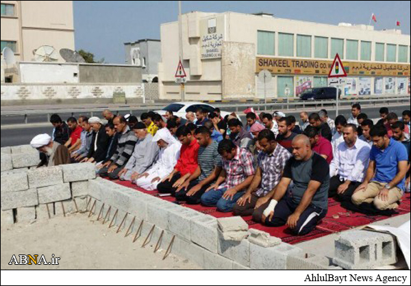 إقامة صلاة الجماعة في مسجد مهدم على يد النظام في البحرين