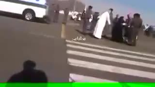 सऊदी अरब में एक महिला का क्रूर व भयानक रूप से सिर काटे जाने का सीन। VIDEO