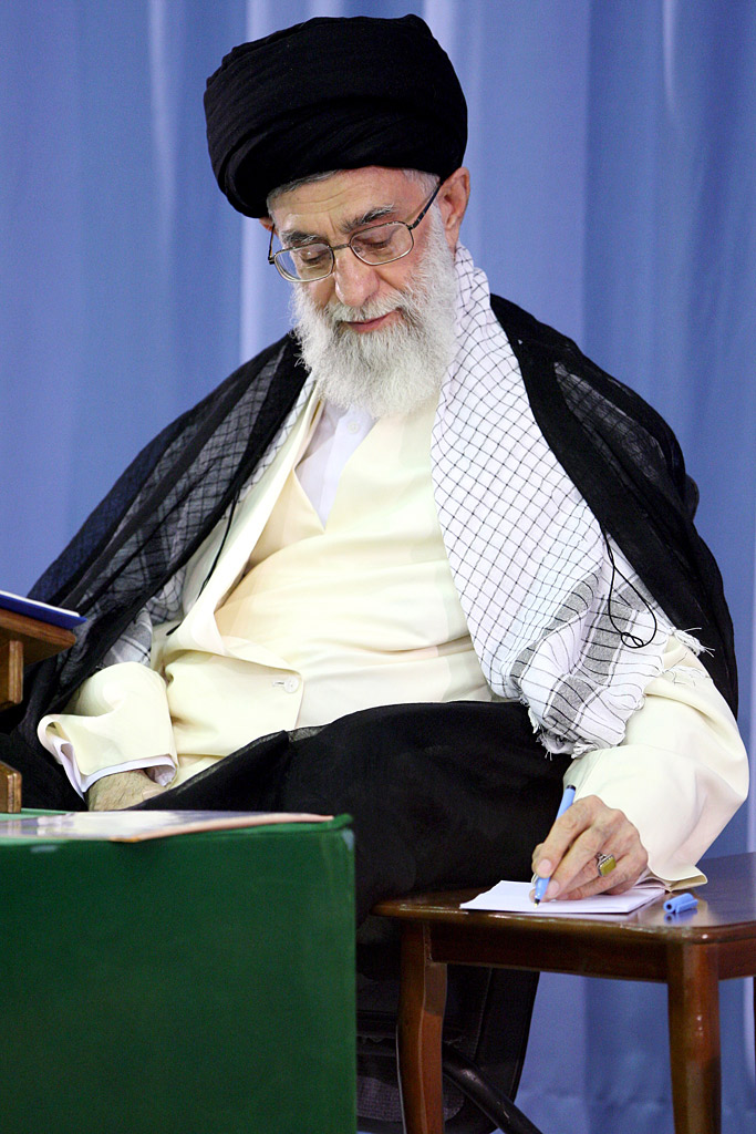 Supreme Leader Condoles Death of Iranian Poet, Moshfeq Kashani