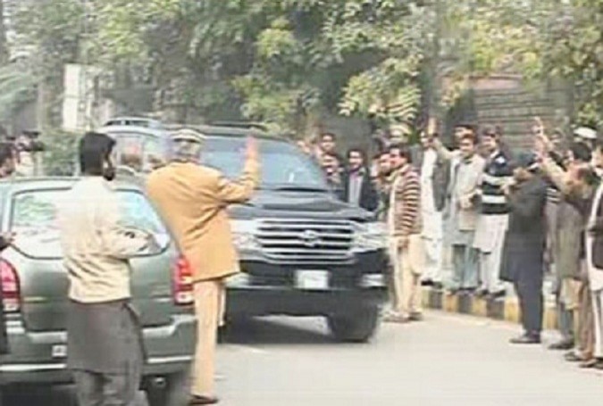 جو کہا کر دکھایا، عمران خان بغیر پروٹوکول پشاور پہنچ گئے