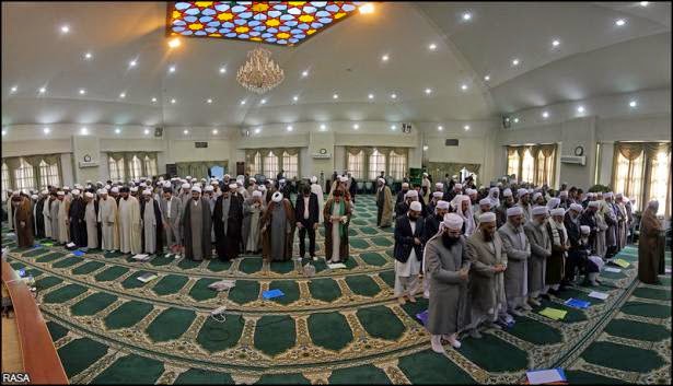 Benarkah Shalat Peserta Konferensi Persatuan Islam di Tehran Pisah-pisah?