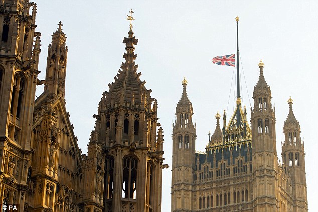 UK decision to lower flags after death of Saudi king stirs debate / Photos