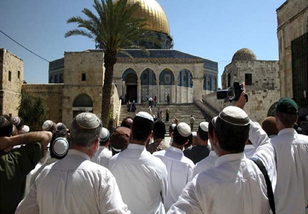 طعن فلسطيني واقتحام باحات المسجد الأقصى من قبل مستوطنين صهاينة