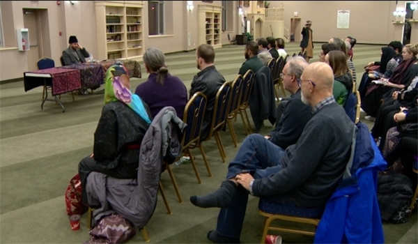 Canadian Muslims, Non-Muslims Gather in Mosque to Develop Understanding