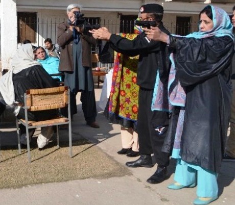 خواتین اساتذہ کو اسلحہ ٹریننگ + تصاویر