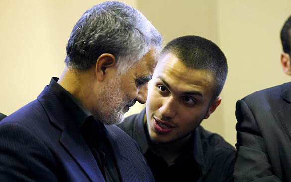 بالصور/ اللواء قاسم سليماني عند قبر الشهيد جهاد مغنية