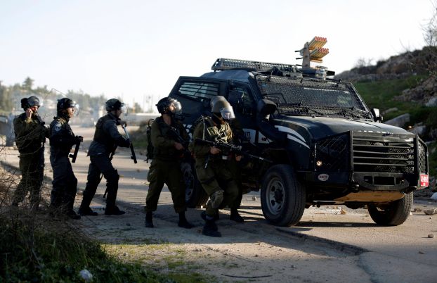 جيش الاحتلال يقتحم مخيم قلنديا وإصابة فلسطينيين اثنين