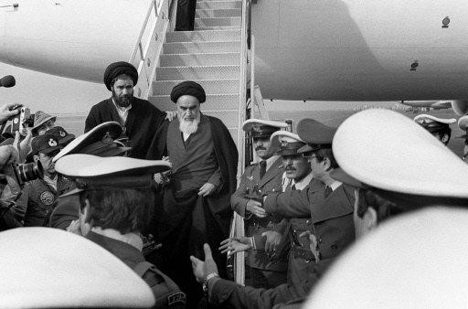 Video - Imam Khomeini's return from Paris to Iran after 15 years