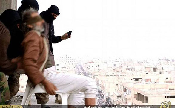 صور نشرتها «داعش» تظهر إلقاء رجل من شاهق .. والمفاجأة!!