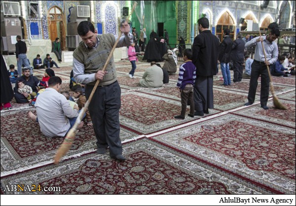 تصویری رپورٹ/ حرم امام حسین(ع) میں جاڑو کرنے کی سعادت