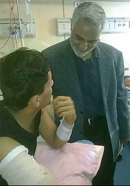 بالصور/ قاسم سليماني يزور جرحى الحشد الشعبي العراقي بمستشفيات طهران