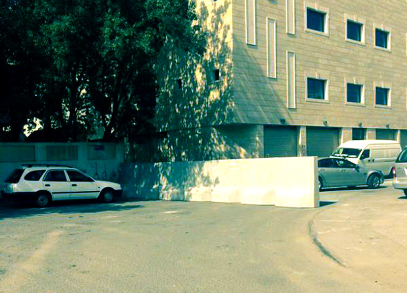 Bahrain: residential areas isolated with separating barriers
