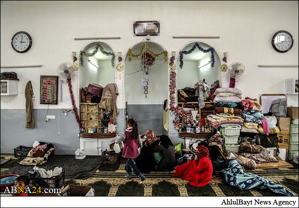 Mosul şəhərindəki Məscidlərin birində soyuq qış mövsümünü başa vurmağa çalışan İraq qaçqınları – Foto