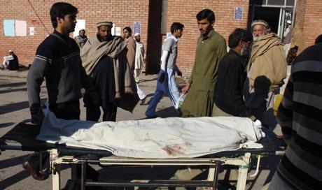 مقتل سائق شاحنة تقل عاملين لتلقيح ضد شلل الاطفال في هجوم لطالبان في باكستان