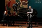 Zwei europäische Musiker strahlen bei Fadjr-Musikfestival 