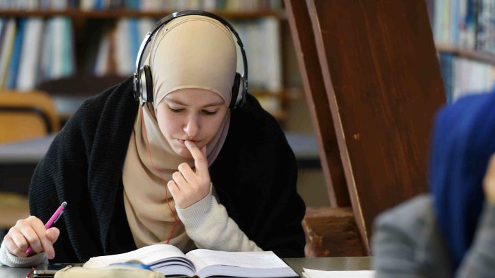 France debates ban on Muslim veils in universities