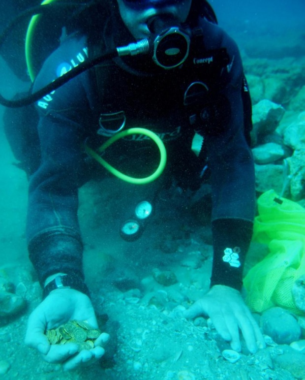 The largest treasure of gold coins discovered at Palestinian Mediterranean coast / Photos