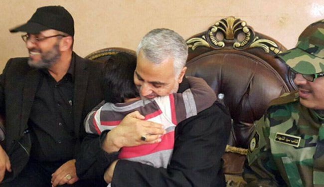 بالصور/ لقاء اللواء قاسم سليماني بأبناء قيادي عراقي شهيد