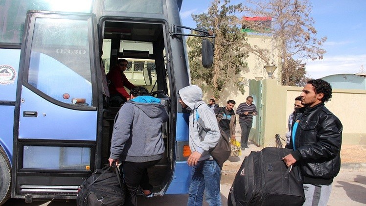185 مصريا يفرون من ليبيا الى تونس للتوجه إلى بلادهم 