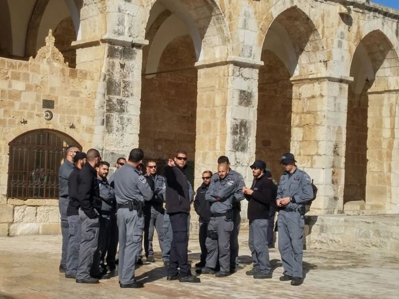 Over 40 Israeli Special Forces storm Aqsa Mosque