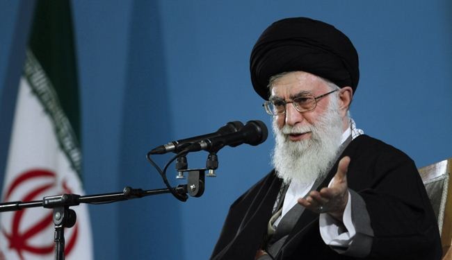 آية الله خامنئي: مهندسونا ضحوا بالنفس والنفیس دفاعا عن الوطن