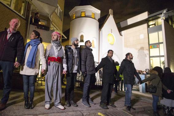 Muslims Form Human Shield to Protect Oslo Synagogue