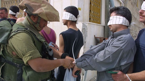 أسير فلسطيني بسجن "ريمون" يطعن شرطي إسرائيلي
