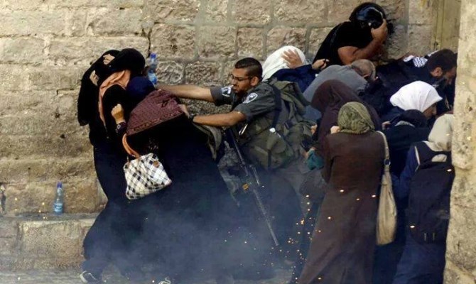 5 women nabbed outside al-Aqsa