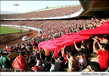 Suporter Persepolis Bentangkan 5000 Kain Bertuliskan ya Muhammad