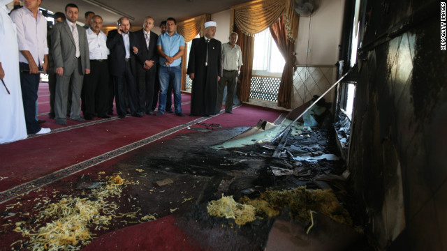 “Colonos Judíos Israelíes Incendiaron una Mezquita en Cisjordania y Atropellaron una Niña Palestina”