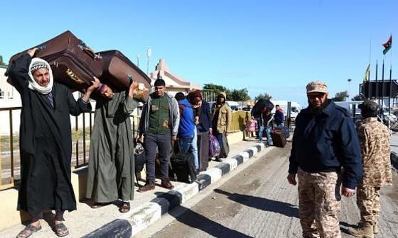 إجلاء 21 ألف مصري من العالقين في ليبيا برا