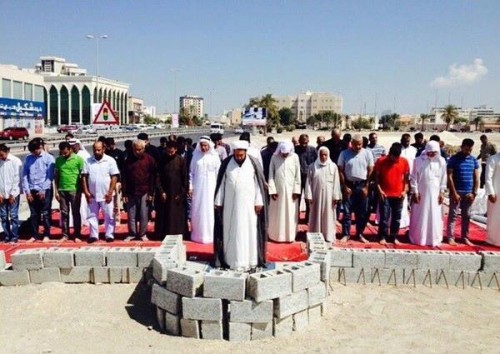 بالصور/ سلسلة بشرية بعد إقامة الصلاة في مسجدي "العلويات" و"عين رستان" المهدمين